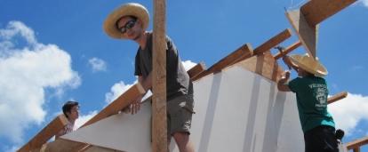 Projects Abroad teenage volunteers doing construction work in the Philippines work on a structure’s roof. Teenage volunteers doing building work in the Philippines work on a structure’s roof
